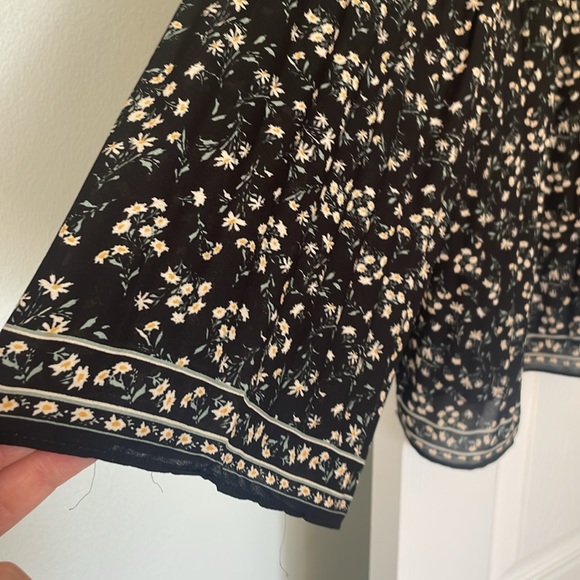 Max Studio black/yellow/white bell sleeve top with gathered bodice. So cute! - Picture 2 of 7